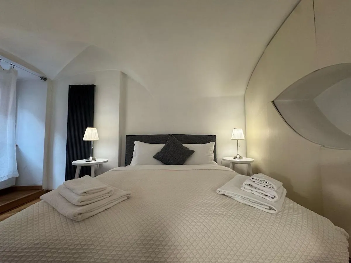 New! Renovated Apt In Ancient Rome Apartment