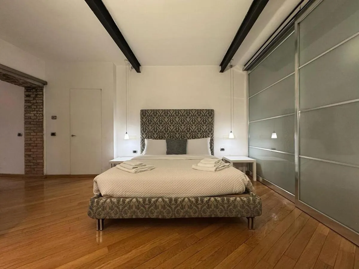 New! Renovated Apt In Ancient Rome Apartment