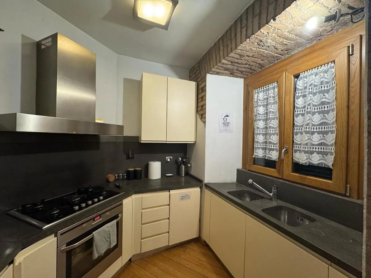 New! Renovated Apt In Ancient Rome Apartment